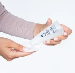 Herome Nagellakremover Nagellakverwijderaar - Nagelverzorging - Caring Nail Polish Remover - Acetonvrij - 120ml 15 Herome Nagellakremover Nagellakverwijderaar - Nagelverzorging - Caring Nail Polish Remover - Acetonvrij - 120ml -Essie 1200x1175