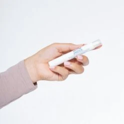 Herome Corrector Pen - Milde Acetonvrije Nagellakremover In Een Handige Stift - 3ml. 7 Herome Corrector Pen - Milde Acetonvrije Nagellakremover In Een Handige Stift - 3ml. -Essie 1200x1200 10