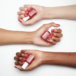 Essie Winter Collection Nagellak – 667 Knotty Or Nice - Rode Glitter Nagellak -Essie 1200x1200 255